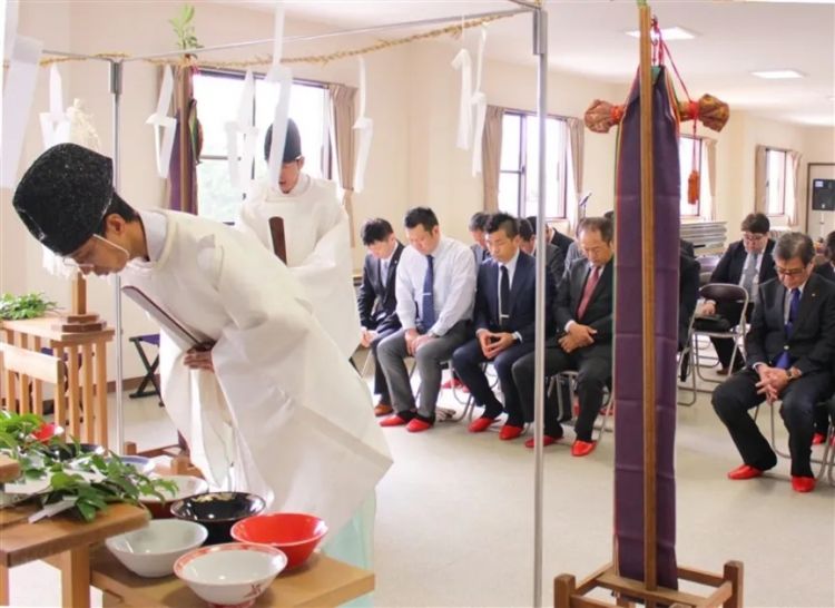 给蟑螂立碑、超度豚骨拉面...?这世上还有什么东西是日本人不能拜的...?