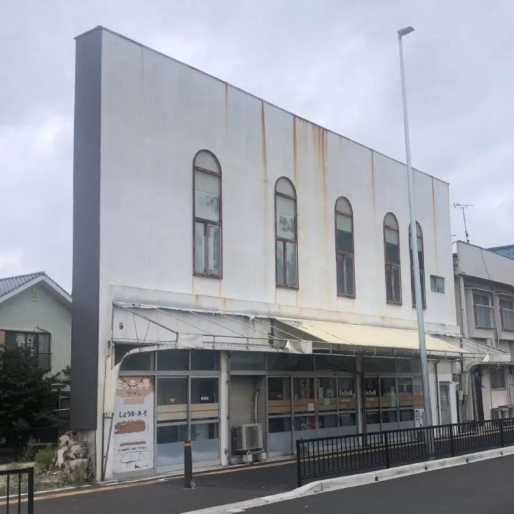 又整活？日本神级建筑设计：正面一堵墙，侧面一条缝，网友傻了：这房子连蟑螂都嫌窄！