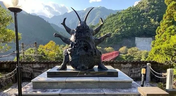 给蟑螂立碑、超度豚骨拉面...?这世上还有什么东西是日本人不能拜的...?