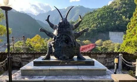 给蟑螂立碑、超度豚骨拉面...?这世上还有什么东西是日本人不能拜的...?