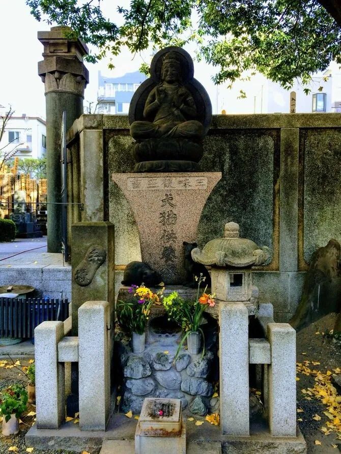 给蟑螂立碑、超度豚骨拉面...?这世上还有什么东西是日本人不能拜的...?