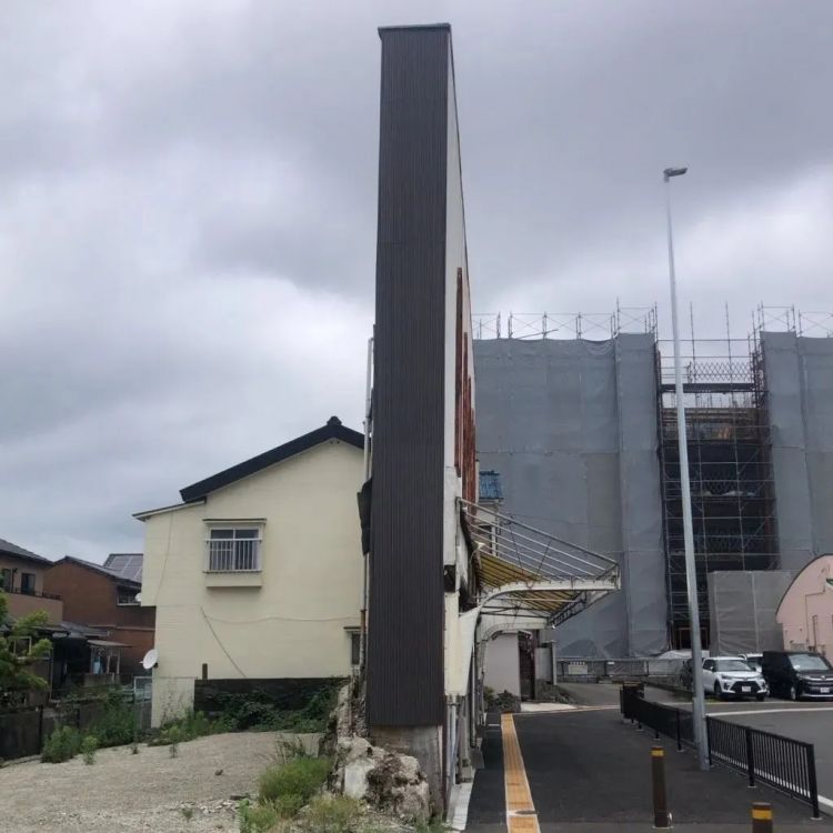 又整活？日本神级建筑设计：正面一堵墙，侧面一条缝，网友傻了：这房子连蟑螂都嫌窄！