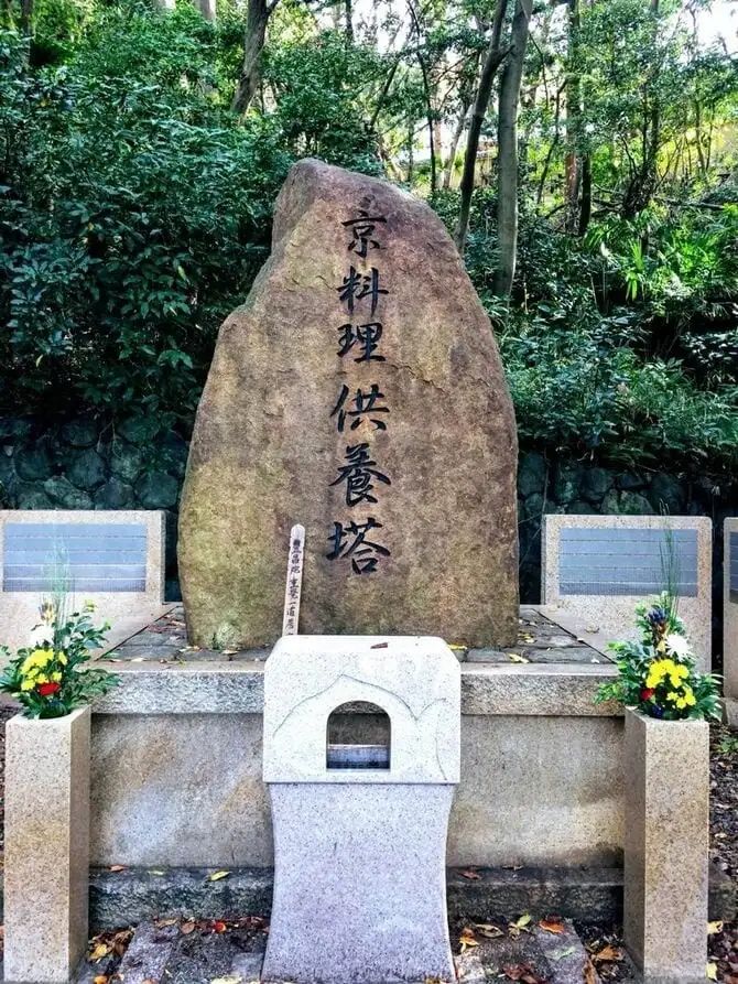 给蟑螂立碑、超度豚骨拉面...?这世上还有什么东西是日本人不能拜的...?