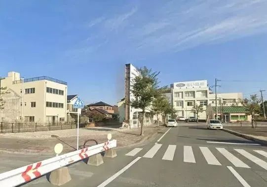 又整活？日本神级建筑设计：正面一堵墙，侧面一条缝，网友傻了：这房子连蟑螂都嫌窄！