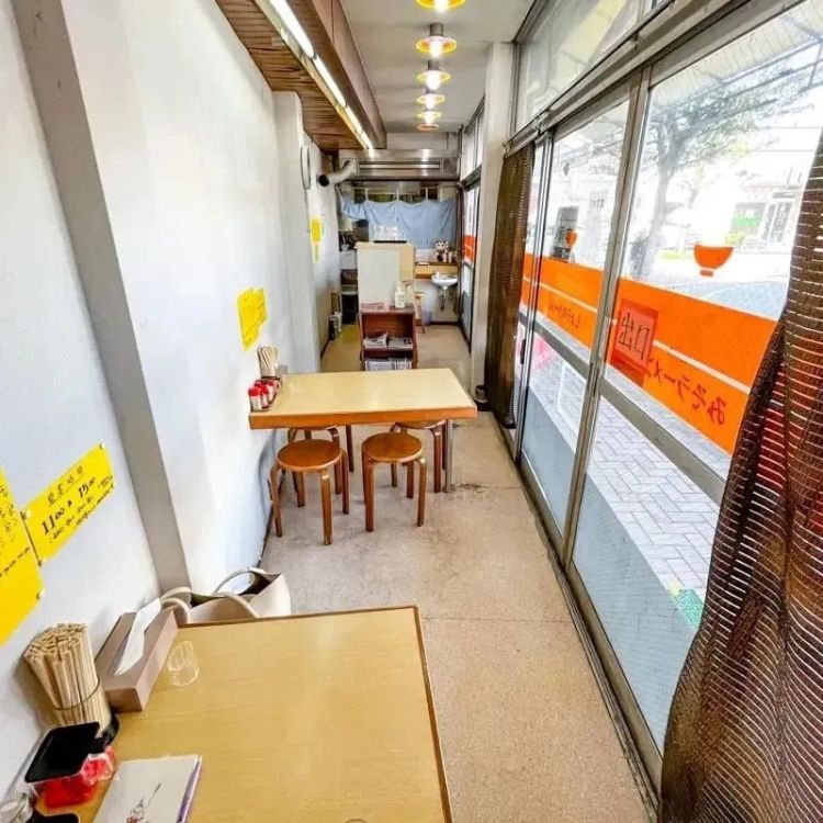 又整活？日本神级建筑设计：正面一堵墙，侧面一条缝，网友傻了：这房子连蟑螂都嫌窄！