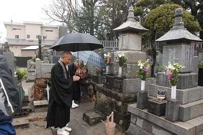 给蟑螂立碑、超度豚骨拉面...?这世上还有什么东西是日本人不能拜的...?