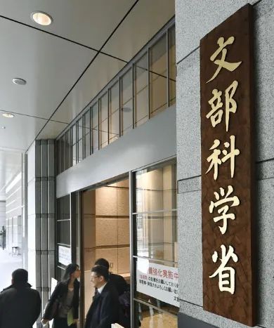 第243期：中国恢复日本水产进口；日航万米高空生死迫降；佐佐木希首谈丈夫出轨；秋元康男版AKB来了？| 百通板