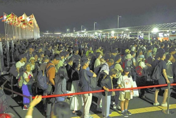 大阪世博交通瘫痪：烟花秀后近万人滞留 深夜苦等车辆