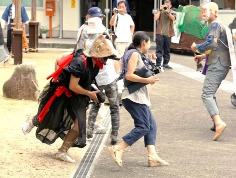 抬着性神雕像游街，还写色色的诗...怎么到了今天日本人却反而性压抑了？