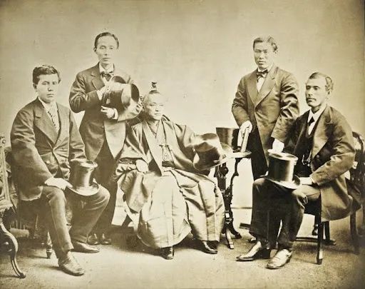 抬着性神雕像游街，还写色色的诗...怎么到了今天日本人却反而性压抑了？