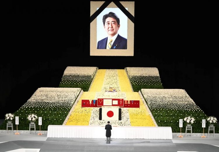 安倍晋三纪念碑刚揭幕7天就被涂鸦，死了都要被民众折腾啊