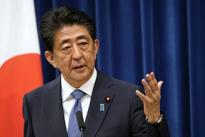 安倍晋三纪念碑刚揭幕7天就被涂鸦，死了都要被民众折腾啊