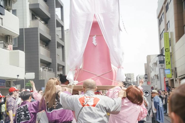 抬着性神雕像游街，还写色色的诗...怎么到了今天日本人却反而性压抑了？