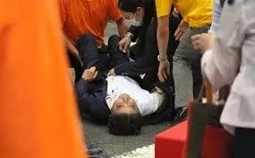 安倍晋三纪念碑刚揭幕7天就被涂鸦，死了都要被民众折腾啊