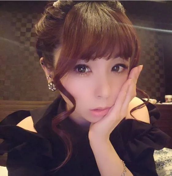 15岁少女整容失败引发热议，外表成‘蛇精’，网友愤怒：最狠的不是医生，而是她妈妈