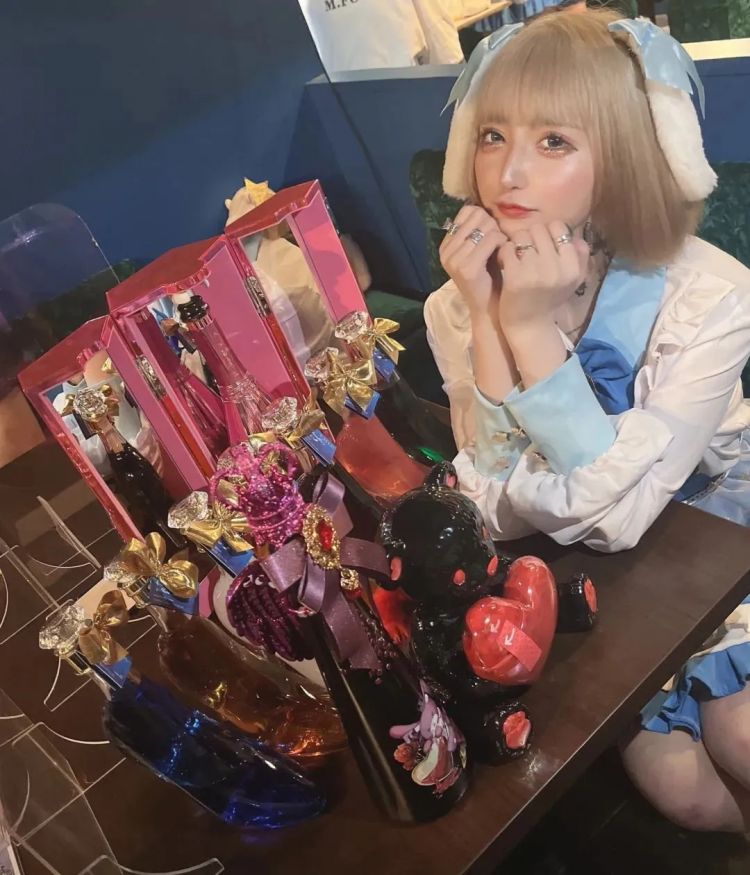 15岁少女整容失败引发热议，外表成‘蛇精’，网友愤怒：最狠的不是医生，而是她妈妈