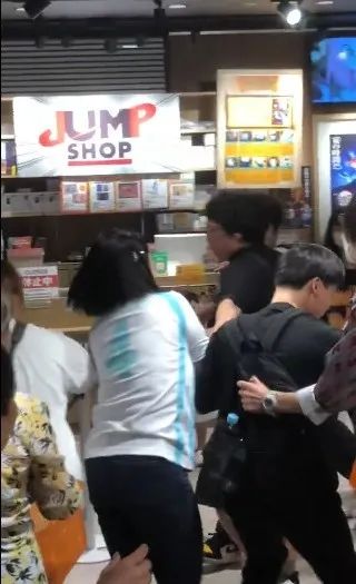中国男子为抢周边在日本谷店大打出手，网友炸锅！
