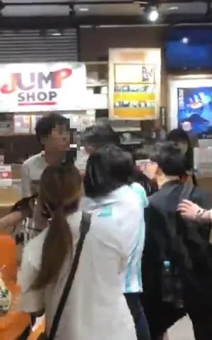 中国男子为抢周边在日本谷店大打出手，网友炸锅！