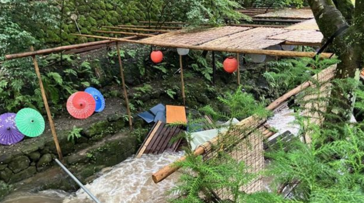京都知名贵船川景区川床突发坍塌事故 6名游客落水2人送医