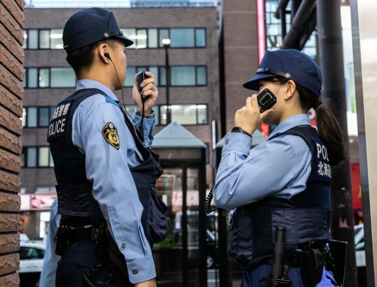 日本妻子遭电车痴汉，警察老公请假亲自抓现行？