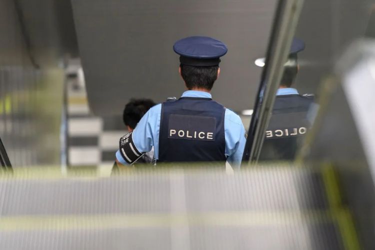 日本妻子遭电车痴汉，警察老公请假亲自抓现行？