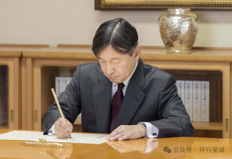 日本天皇的名字，为什么这么丑？