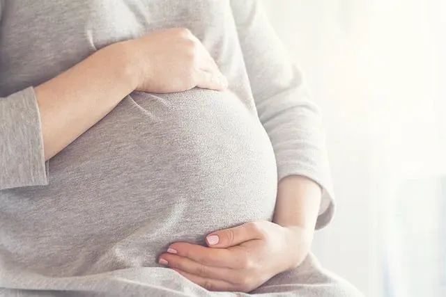 日本女孩14岁当妈，上学带娃两不误？如今和女儿一起开女仆咖啡厅当网红