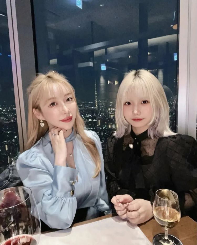 日本女孩14岁当妈，上学带娃两不误？如今和女儿一起开女仆咖啡厅当网红