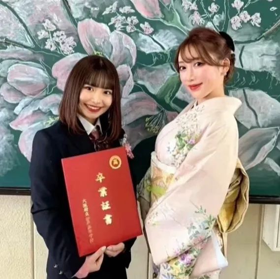 日本女孩14岁当妈，上学带娃两不误？如今和女儿一起开女仆咖啡厅当网红