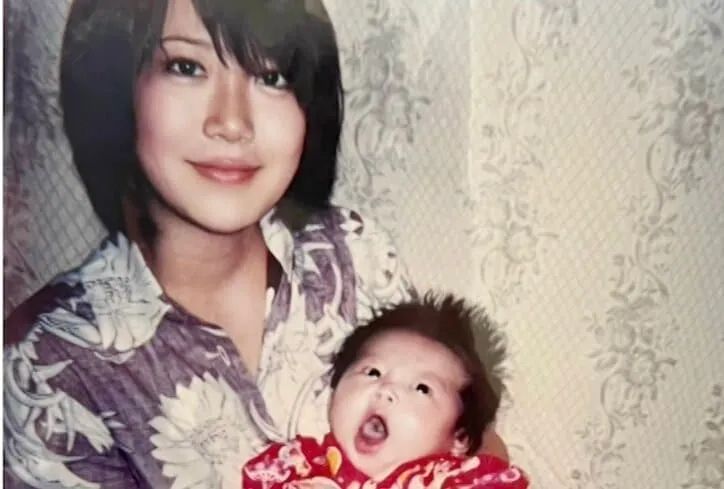 日本女孩14岁当妈，上学带娃两不误？如今和女儿一起开女仆咖啡厅当网红