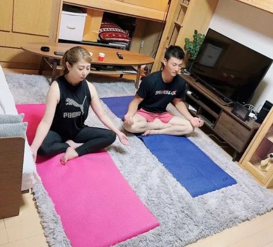 日本一妈妈改嫁女儿的同学，女儿：我拿你当同学你想当我爸？