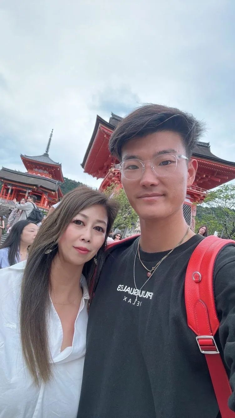日本一妈妈改嫁女儿的同学，女儿：我拿你当同学你想当我爸？