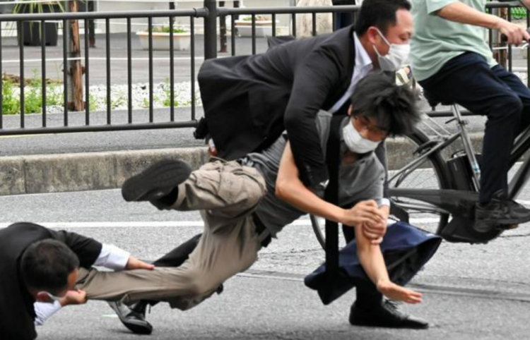 安倍晋三遇刺案开庭在即 被告律师拟主张“宗教虐待”背景