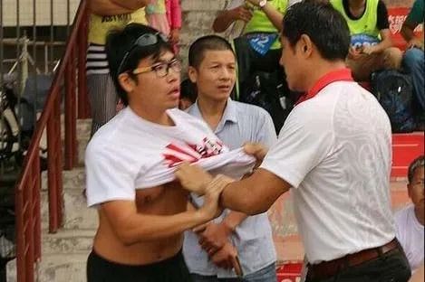 韩国欧巴当街殴打“精日”台湾男大，网友却叫好：果然中韩友谊要靠日本！
