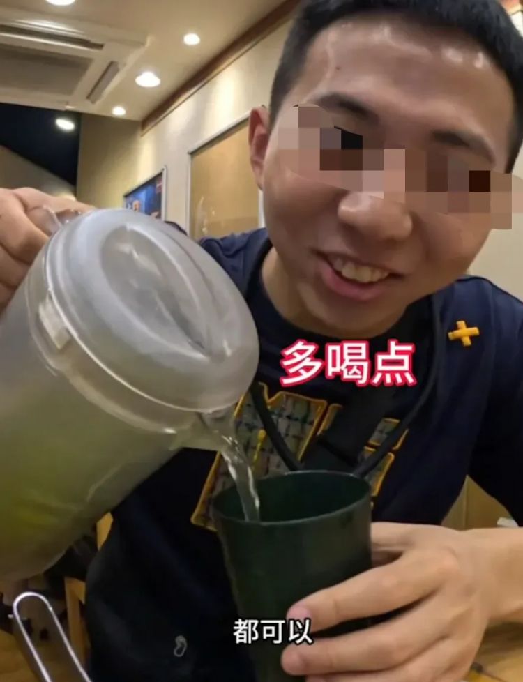 中国网红大学生穷游大阪!「拿吃过牙签狂叉葡萄」日本阿姨傻眼,行为惹怒全网了! 中国网红大学生穷游大阪!「拿吃过牙签狂叉葡萄」日本阿姨傻眼,行为惹怒全网了!