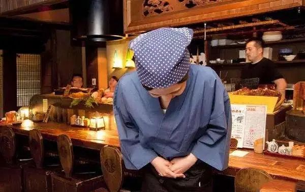 中国网红大学生穷游大阪!「拿吃过牙签狂叉葡萄」日本阿姨傻眼,行为惹怒全网了! 中国网红大学生穷游大阪!「拿吃过牙签狂叉葡萄」日本阿姨傻眼,行为惹怒全网了!