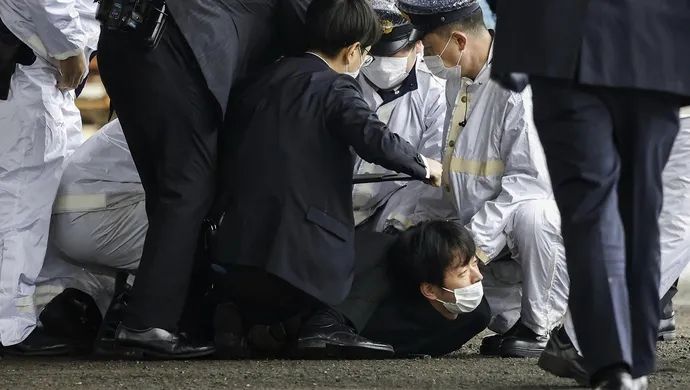 岸田文雄遇袭事件二审结果出炉！安倍枪杀事件的审理也不远了，具体是……