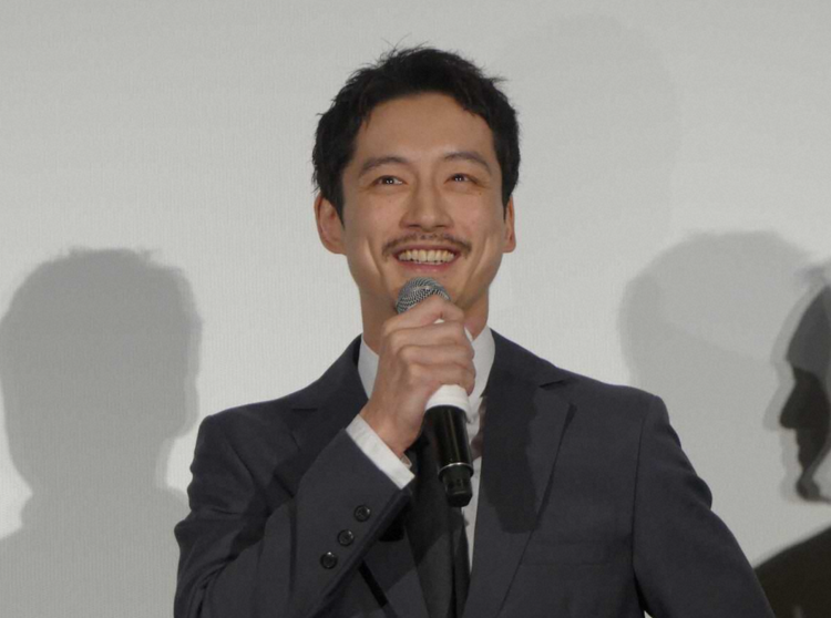 坂口健太郎以短发胡须造型亮相 新形象引观众惊呼