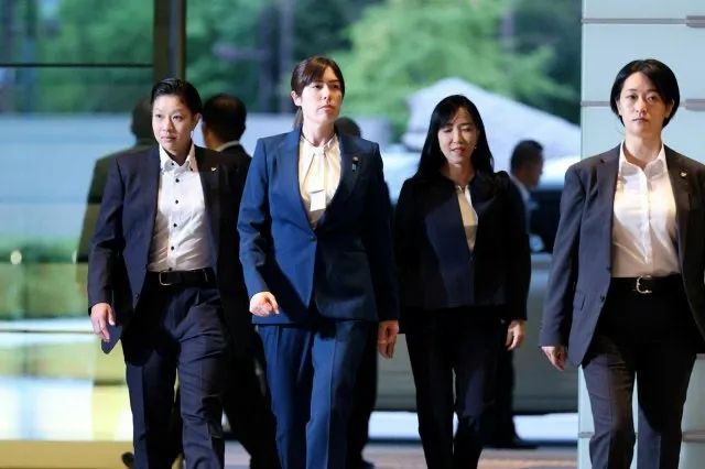 交际花高市早苗和其他领导人搂搂抱抱!日本人观点两极分化,有人要“守护高市的笑容” 交际花高市早苗和其他领导人搂搂抱抱!日本人观点两极分化,有人要“守护高市的笑容”