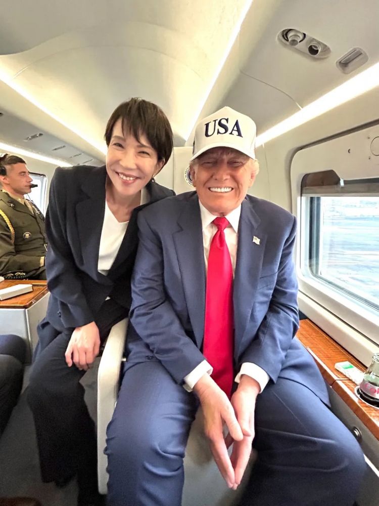 交际花高市早苗和其他领导人搂搂抱抱!日本人观点两极分化,有人要“守护高市的笑容” 交际花高市早苗和其他领导人搂搂抱抱!日本人观点两极分化,有人要“守护高市的笑容”