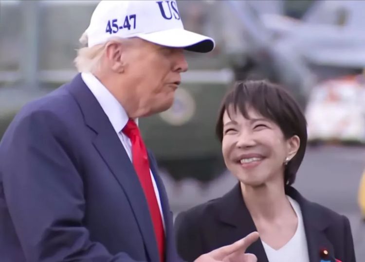 交际花高市早苗和其他领导人搂搂抱抱!日本人观点两极分化,有人要“守护高市的笑容” 交际花高市早苗和其他领导人搂搂抱抱!日本人观点两极分化,有人要“守护高市的笑容”