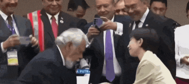 交际花高市早苗和其他领导人搂搂抱抱!日本人观点两极分化,有人要“守护高市的笑容” 交际花高市早苗和其他领导人搂搂抱抱!日本人观点两极分化,有人要“守护高市的笑容”