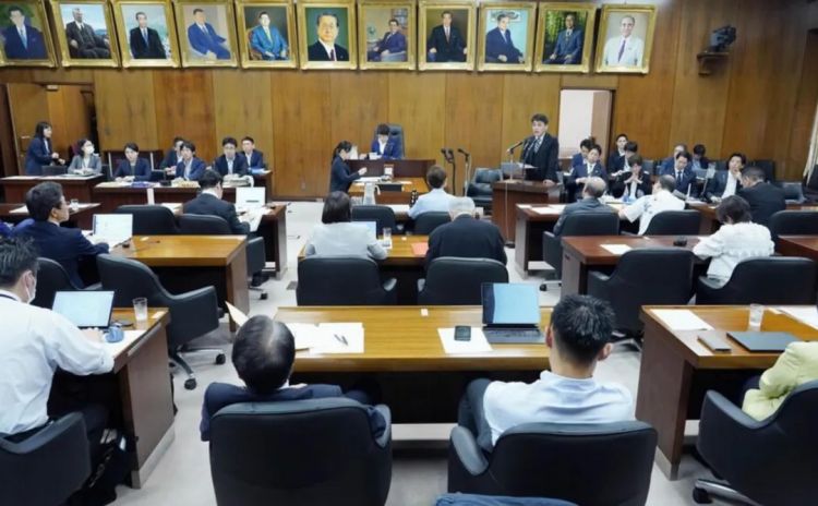 第261期：中国对日免签延长；木村拓哉长女恋爱？中日轮值APEC主席国；哥斯拉续作定名；日本熊灾 | 百通板