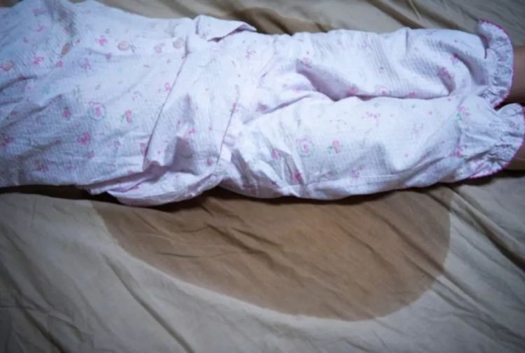 比“裸孩”还惨！继父和亲生母亲长年虐女，致其大小便失禁，却只被判12年？！