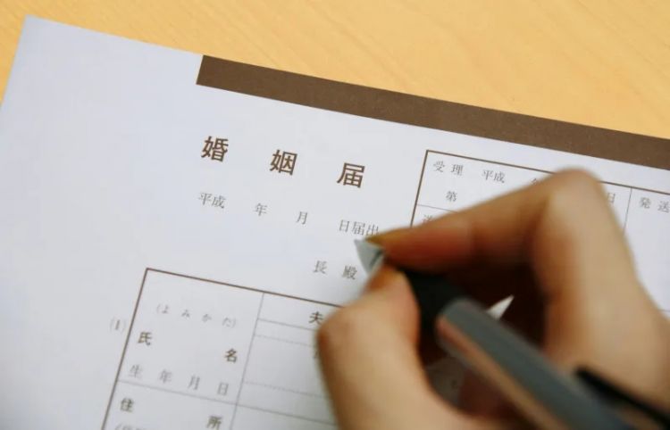 比“裸孩”还惨！继父和亲生母亲长年虐女，致其大小便失禁，却只被判12年？！