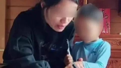 比“裸孩”还惨！继父和亲生母亲长年虐女，致其大小便失禁，却只被判12年？！