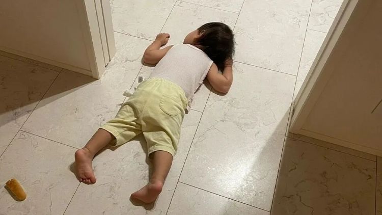 比“裸孩”还惨！继父和亲生母亲长年虐女，致其大小便失禁，却只被判12年？！