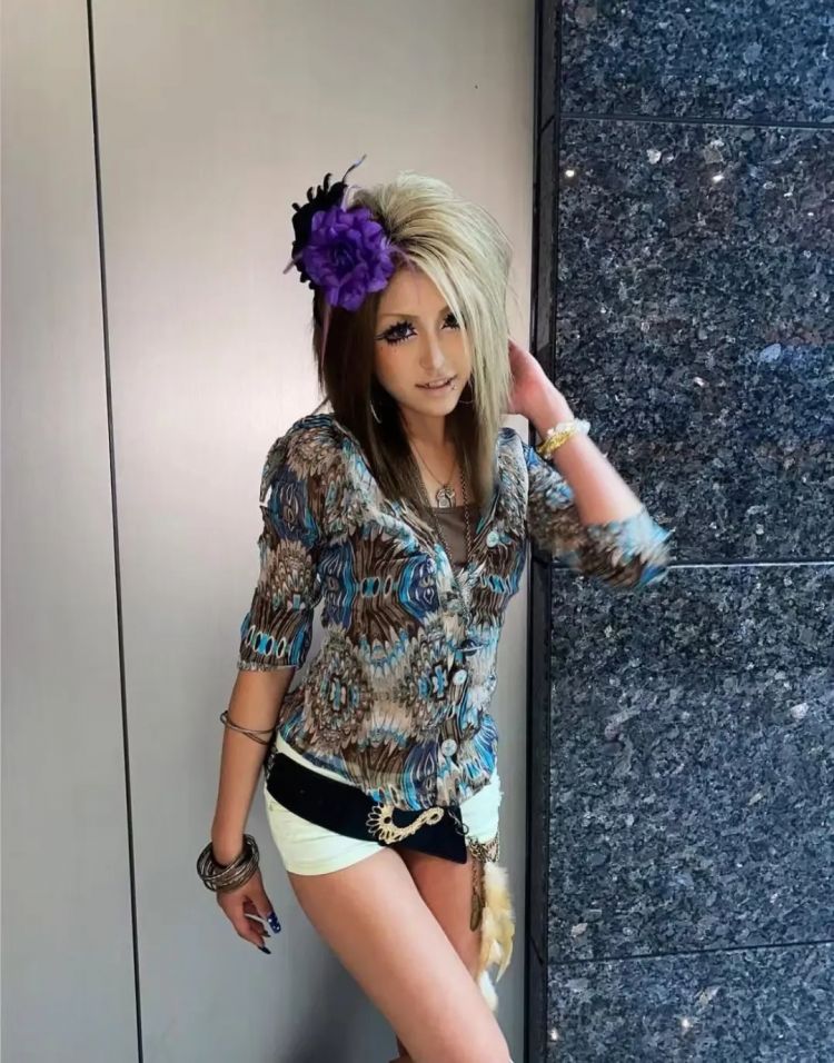 17岁日本辣妹辍学边当杂志模特边工地搬砖，长指甲断了上胶水，和工友打成一片？