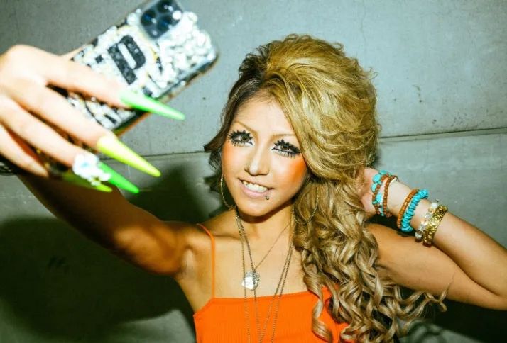 17岁日本辣妹辍学边当杂志模特边工地搬砖，长指甲断了上胶水，和工友打成一片？