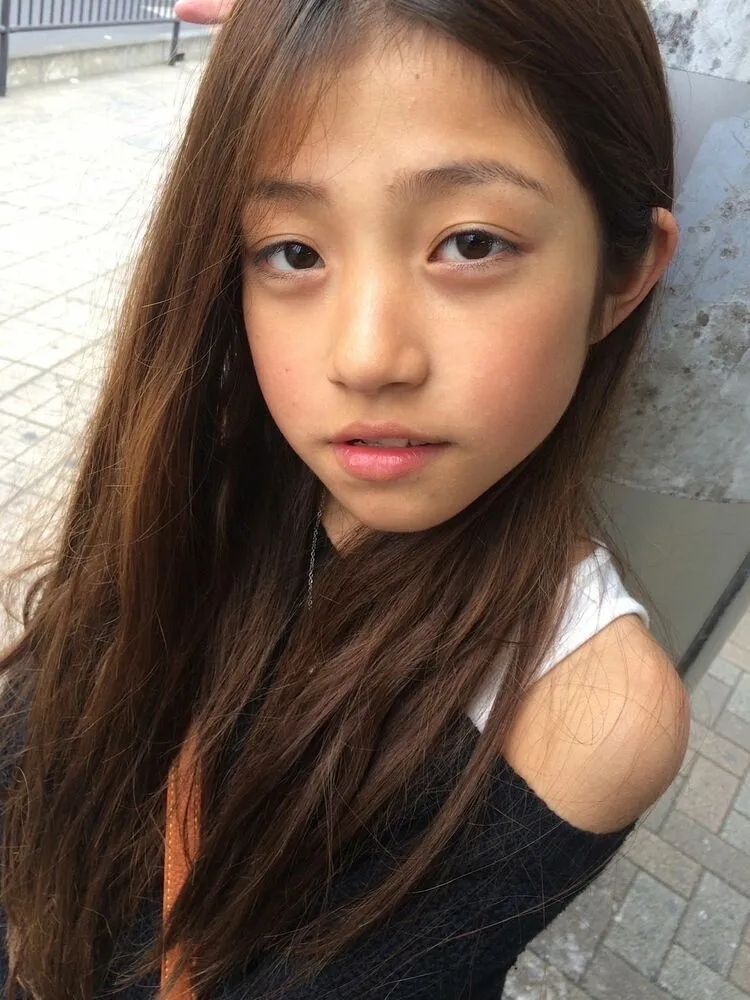 17岁日本辣妹辍学边当杂志模特边工地搬砖，长指甲断了上胶水，和工友打成一片？